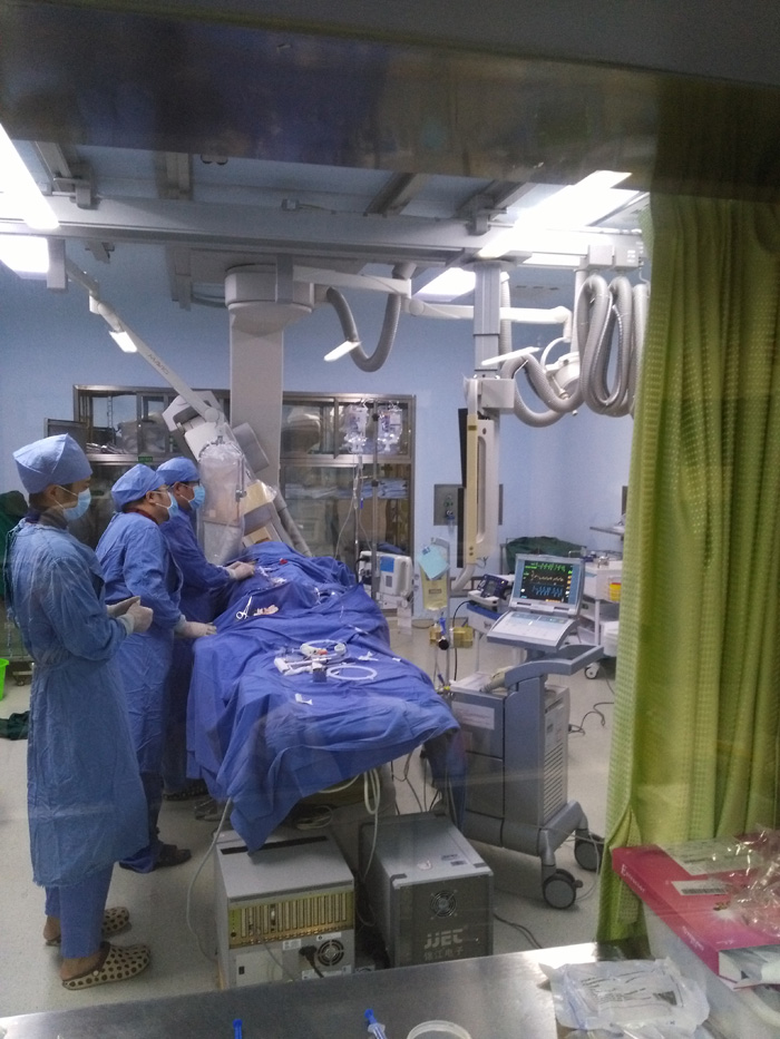 图片7颜景朋主任正为左主干急性闭塞的急性心肌梗死病人在IABP支持下行心脏介入手术.jpg