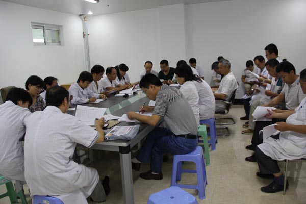 药剂科党支部召开党员大会.JPG