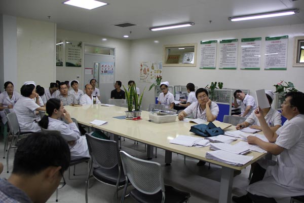 内科党支部召开党员大会.JPG
