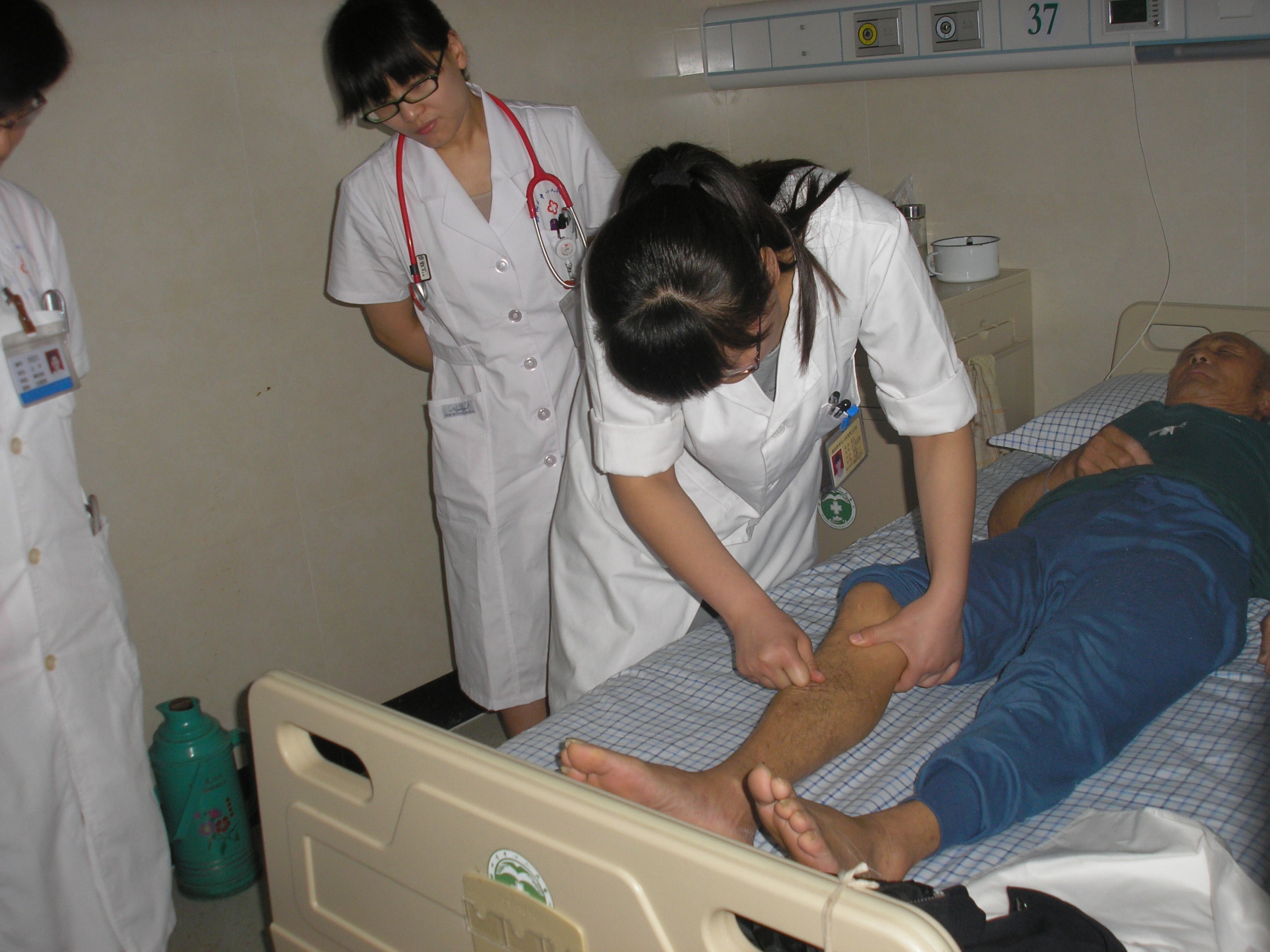 学生在为患者查体.JPG
