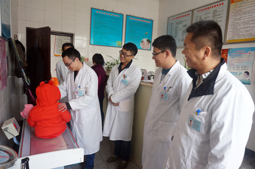 认真学习儿童健康管理知识.JPG