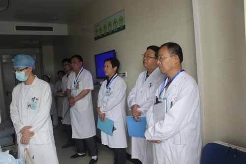 济宁医学院内科教研室主任李新建(右二)参加我院教学查房竞赛.JPG