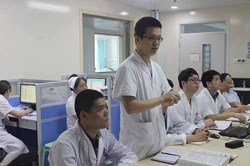 9同学积极回答问题.JPG