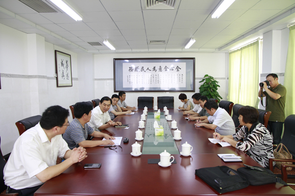 8月14日，濮阳县人民医院党委书记、院长李振华带领领导班子一行六人到我院参观交流。图为杨琼院长和部分领导班子成员与濮阳县人民医院领导进行座谈。.jpg