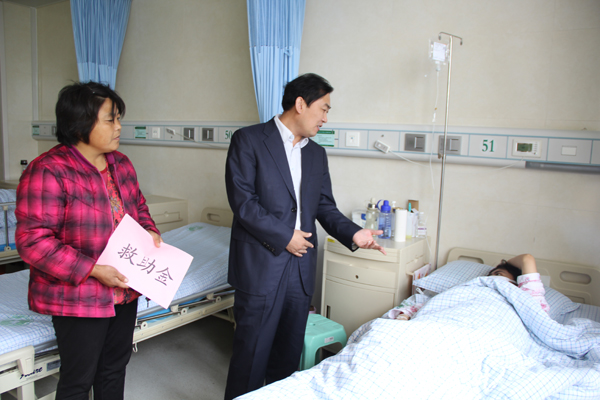 杨琼院长亲切看望颜敏.jpg