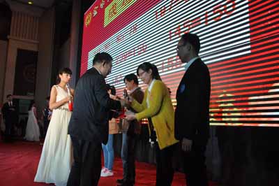 与会领导为8对成功牵手青年颁发吉祥礼物 8.JPG