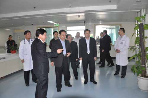 樊代明院士(中)参观消化内科病房.JPG