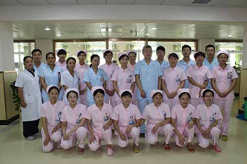 团结进取的儿童重症监护病房医护人员.JPG