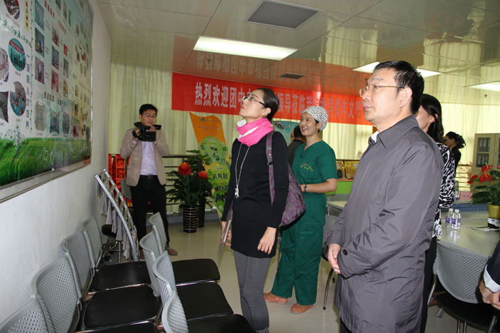 右二 团中央青年发展部职业文明组处长苑海珍.jpg