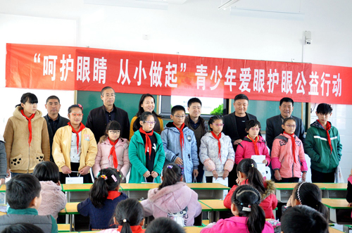 赠送仪式后集体合影留念.jpg