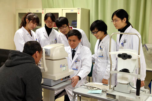 眼科医生共同分析检查结果.三栏..jpg