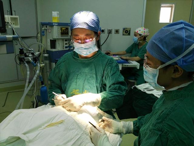 眼二科：钢笔戳入眼睑，手术6小时顺利取出，患者眼球保住