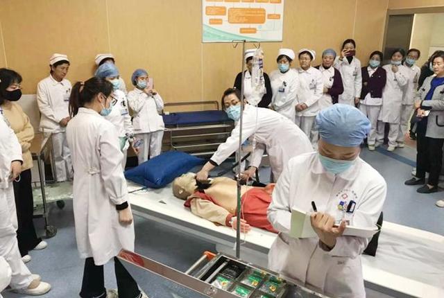 我院举办门诊患者猝死应急演练我院举办门诊患者猝死应急演练